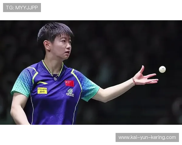 王楚钦训练中模仿孙颖莎发球动作，逗趣互动引发笑声